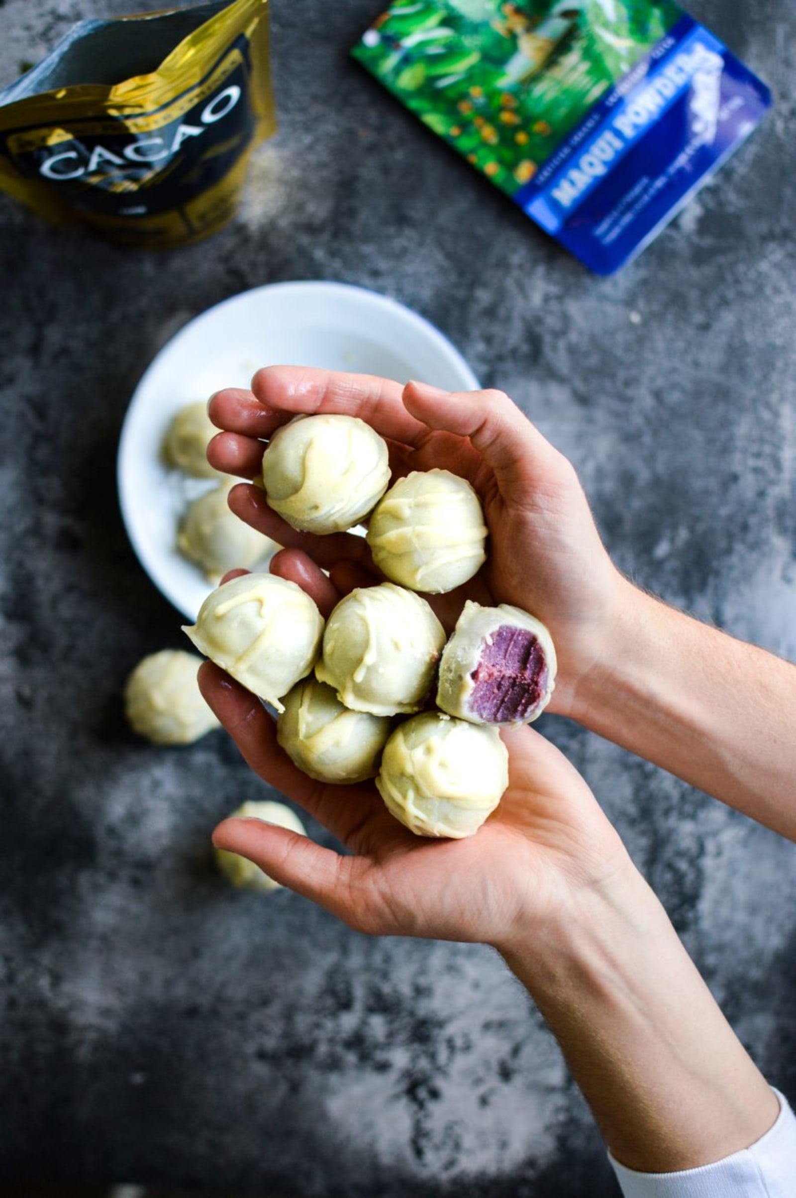 White chocolate coated maqui balls