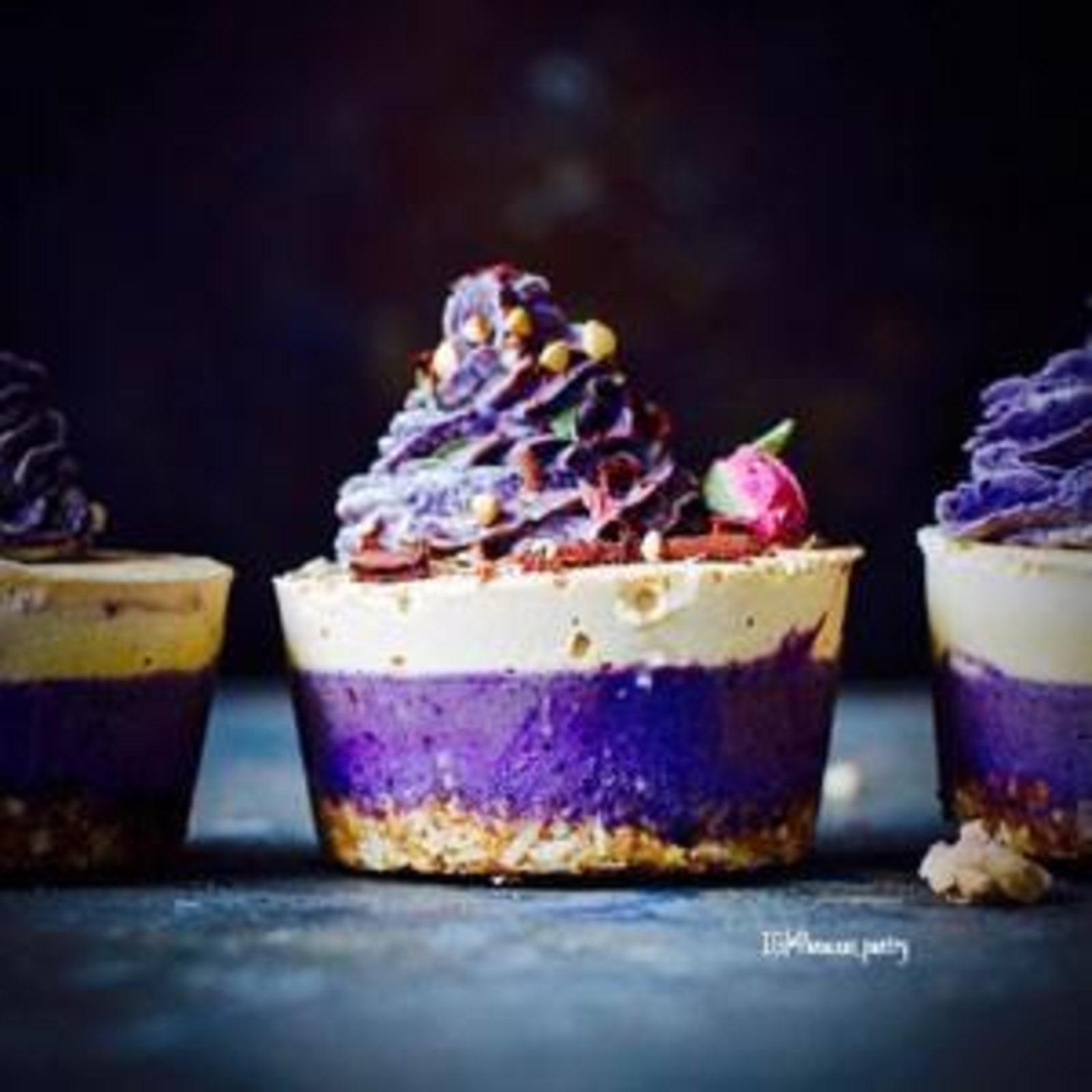 Maqui blueberry and white chocolate cheesecakes